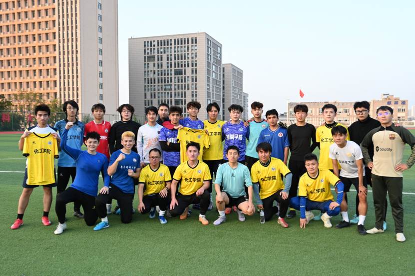 一群小孩站在草地上 AI 生成的内容可能不正确。