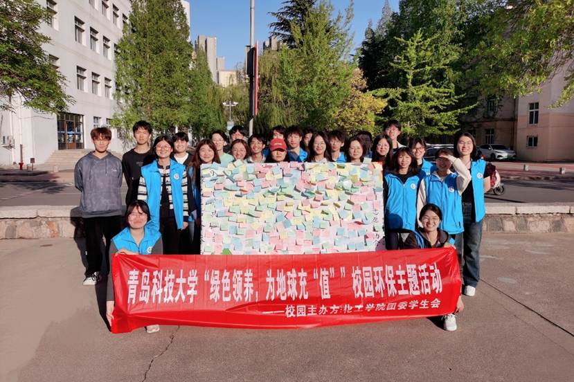 一群人在街道上 AI 生成的内容可能不正确。